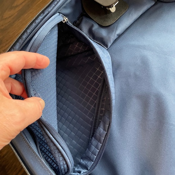 Tumi Arrivé Trifold Carry on Garment Bag - Picture 9 of 9